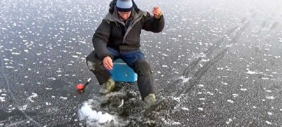 Видео рыбалки зимой по перволедью