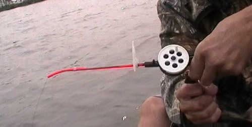 Ловля окуня на зимнюю удочку с лодки видео