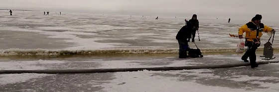 Уходит лед с рыбаками видео