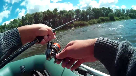 Рыбалка на спиннинг с лодки летом видео