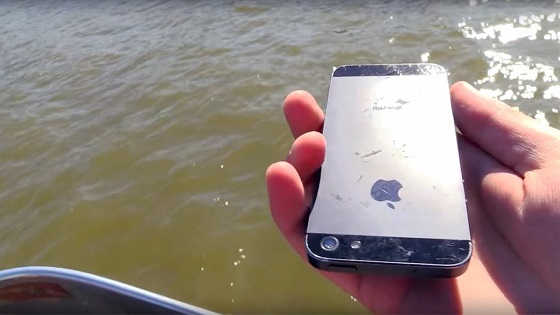 Утопил iPhone на рыбалке