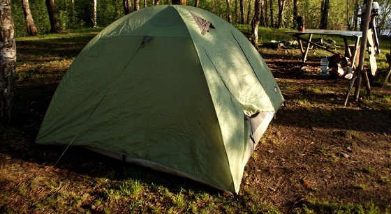 Ночевка в палатке из тента и парео