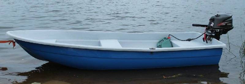 Пластиковая лодка для рыбалки
