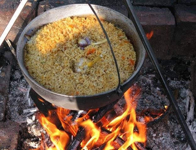 Плов в казане на костре