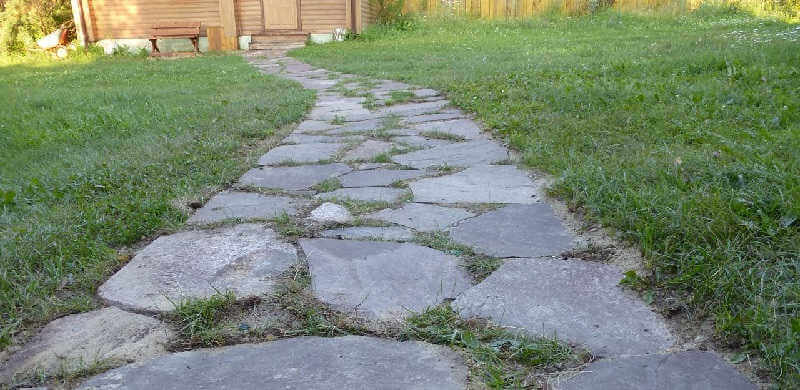 Каменная дорожка на даче
