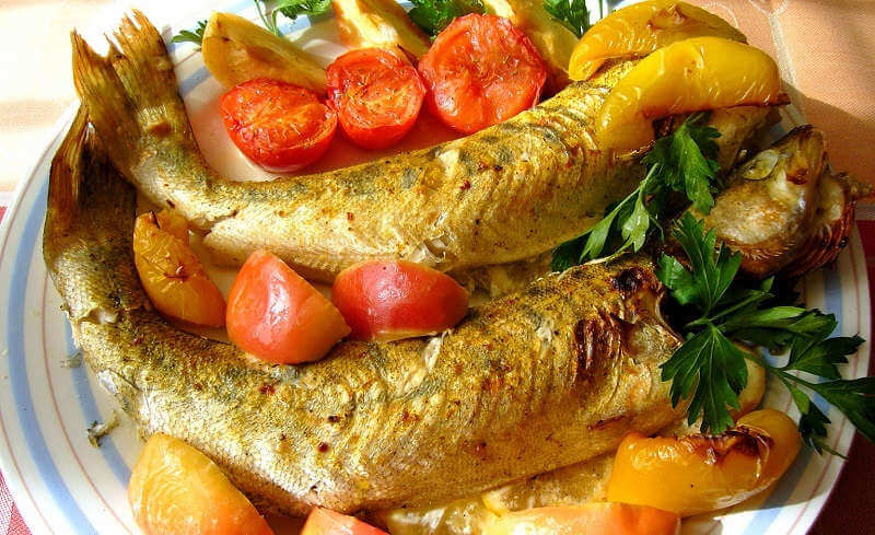Запеченный судак с овощами
