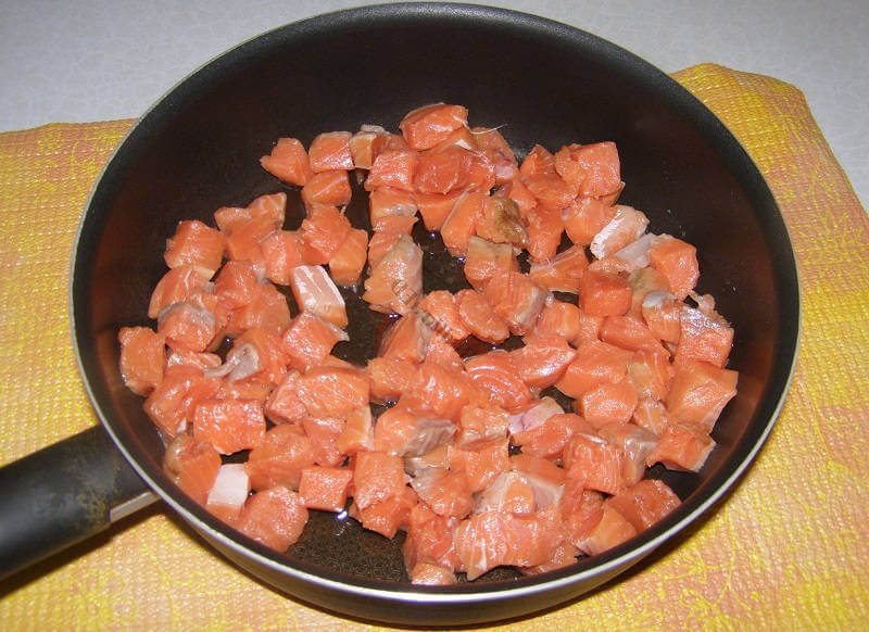 Красная рыба без масла на сковороде