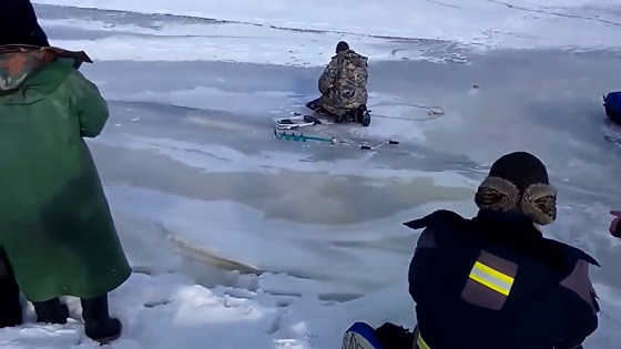 Волна ломает лёд видео
