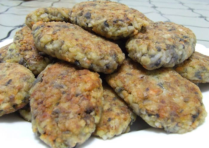 Котлеты из сухих грибов с килькой
