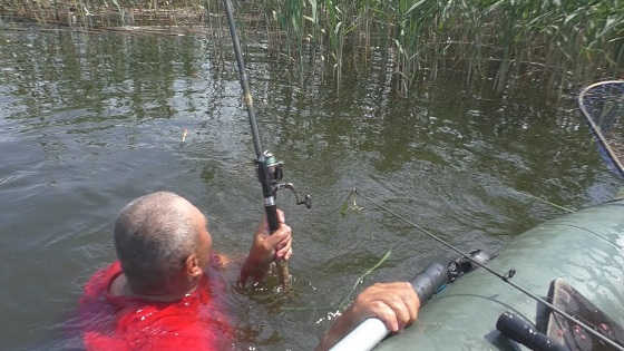 Карп утащил удочку с лодки видео
