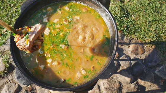 Фасолевый суп в казане на костре