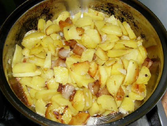 КАРТОШКА НА САЛЕ С ЛУКОМ