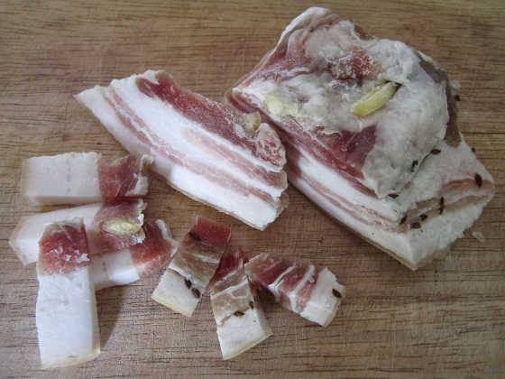 САЛО СОЛЕНОЕ С ЧЕСНОКОМ