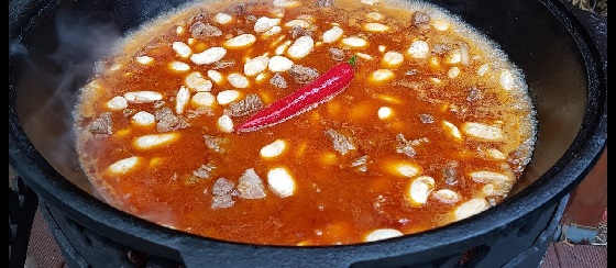 КУРУ ФАСУЛЬЕ В КАЗАНЕ НА КОСТРЕ