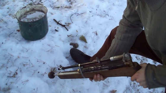 ВЫСТРЕЛИЛ ИЗ САМОДЕЛЬНОГО ОБРЕЗА