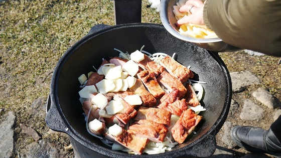 КАРТОФЕЛЬ ПО-ПАСТУШЬИ С КОПЧЕНОСТЯМИ В КАЗАНЕ НА КОСТРЕ