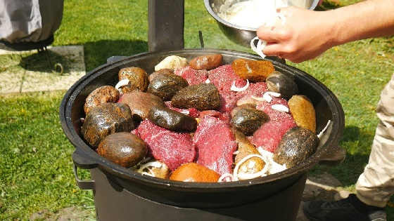 МЯСО НА КАМНЯХ В КАЗАНЕ НА КОСТРЕ