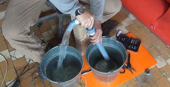 Как собрать ручную помпу для откачки воды из байдарки
