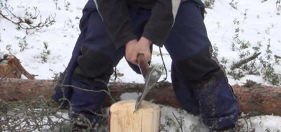 Как колоть дрова таёжным топором