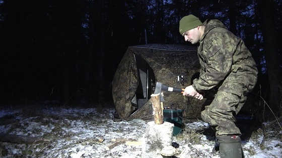 Ночевка в лесу в палатке Берег