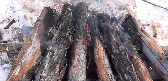 ЭВЕНКИЙСКИЙ КОСТЕР ДЛЯ НОЧЕВКИ В ТАЙГЕ ЗИМОЙ