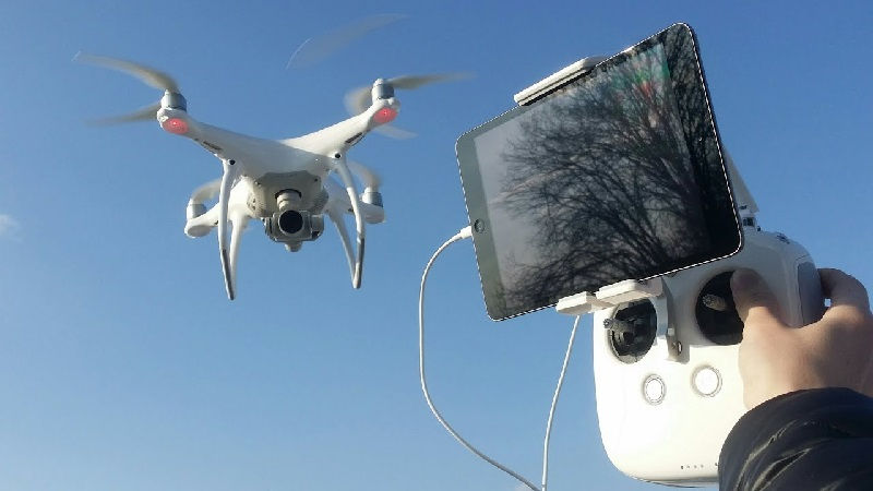 Квадрокоптер от производителя DJI Phantom - это надежность и широкие возможности на охоте