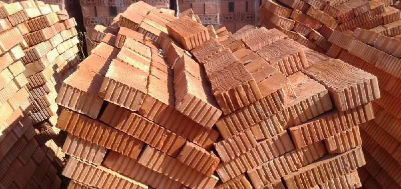 Кирпич на строительном рынке представлен в различном исполнении Кирпич на строительном рынке представлен в различном исполнении