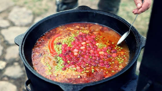 ОХОТНИЧИЙ СУП В КАЗАНЕ НА КОСТРЕ