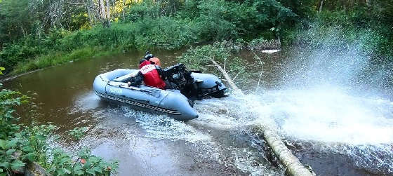 Через БРЕВНА на ПВХ лодке с болотоходным мотором