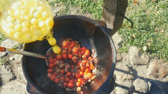 ЯИЧНИЦА ПО-ЦАРСКИ В КАЗАНЕ НА КОСТРЕ