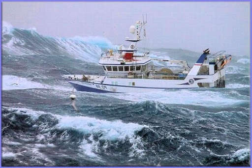Рыболовное судно в шторм