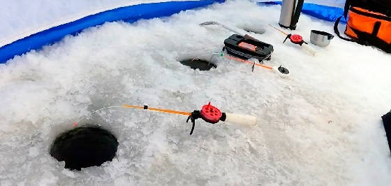 Зимняя рыбалка в палатке на льду