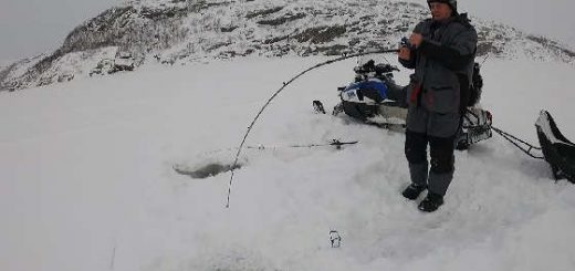 Рыбалка со льда в Баренцевом море зимой
