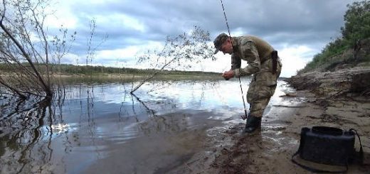 Рыбалка в вечернее время на большой реке