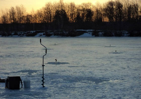 Весенняя рыбалка по последнему льду на водохранилище