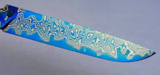 Нож с синим клинком