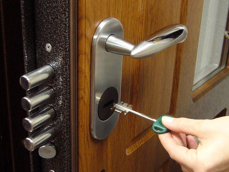 Как защитить замок металлической двери