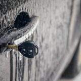 Как открыть замерзшие двери автомобиля